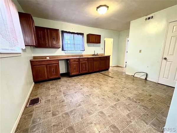 $54,900 | 1202 North Madison Street, Litchfield, IL 62056