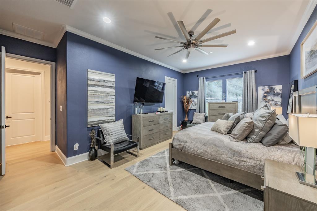 7333 Valley View Lane, Unit 902 Dallas, TX 75240 - Photo 18 of 40 a bedroom with a bed and a flat screen tv