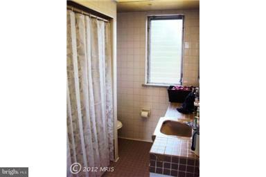 566 Welbrook Road Essex, MD 21221 - Photo 4 of 9 Bath