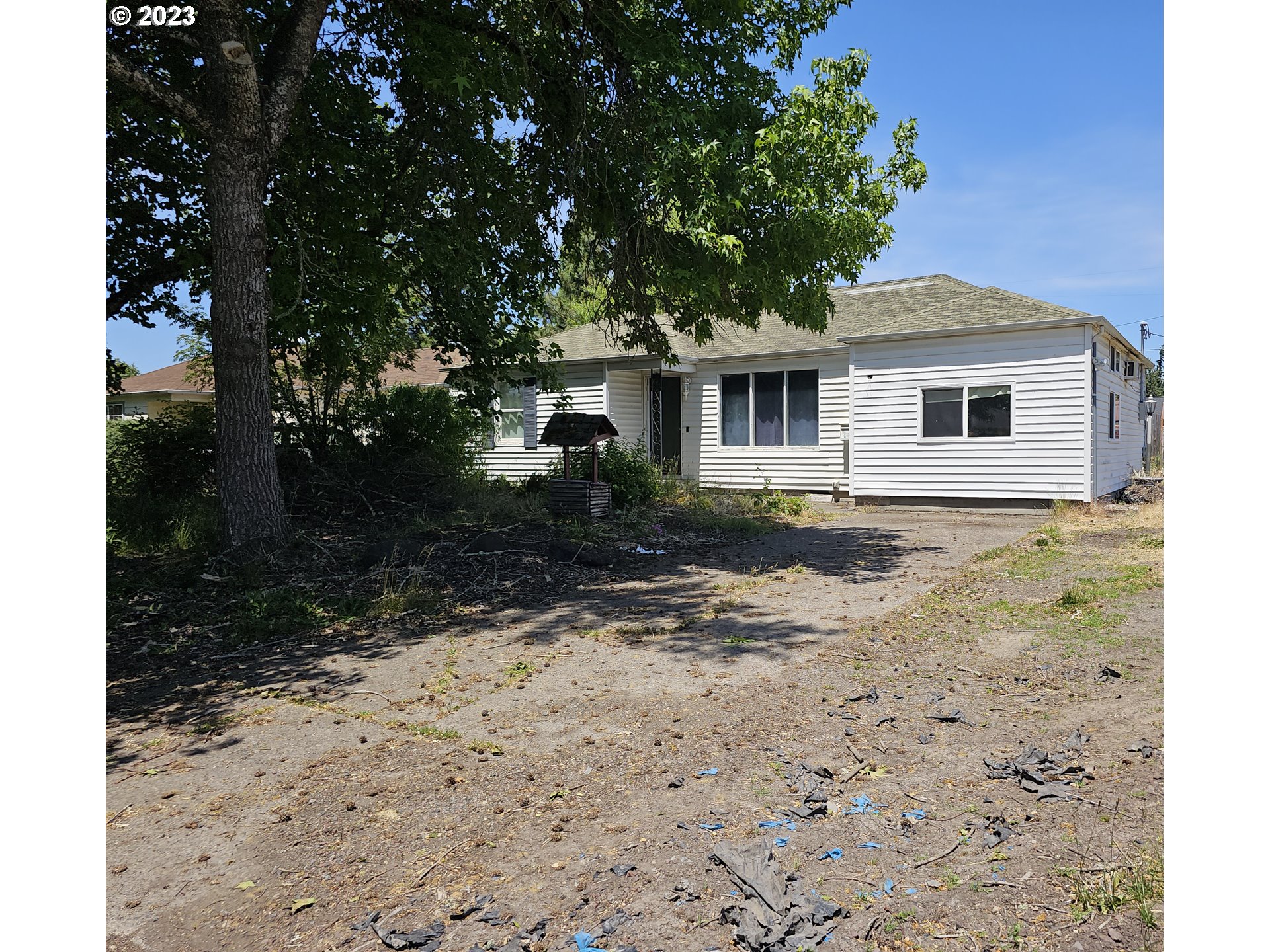 a view of a house with a yard