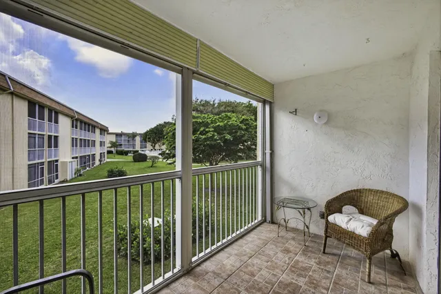 $1,575 | 700 Village Green Court, Unit 206, Palm Springs, FL 33461