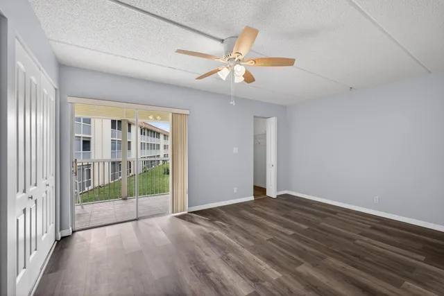 $1,450 | 700 Village Green Court, Unit 206, Palm Springs, FL 33461