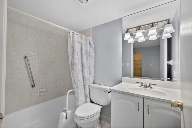 $1,450 | 700 Village Green Court, Unit 206, Palm Springs, FL 33461