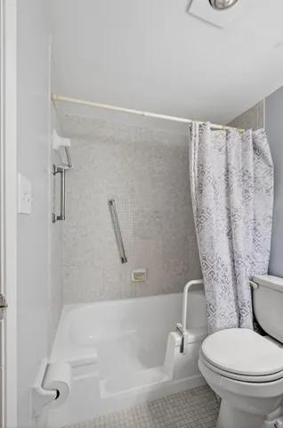 $1,450 | 700 Village Green Court, Unit 206, Palm Springs, FL 33461