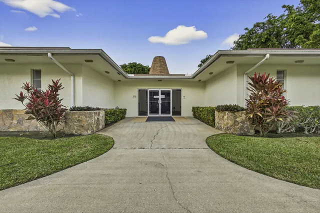 $1,575 | 700 Village Green Court, Unit 206, Palm Springs, FL 33461