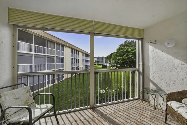 $1,450 | 700 Village Green Court, Unit 206, Palm Springs, FL 33461