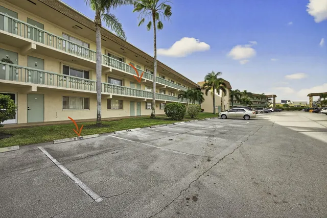 $1,450 | 700 Village Green Court, Unit 206, Palm Springs, FL 33461