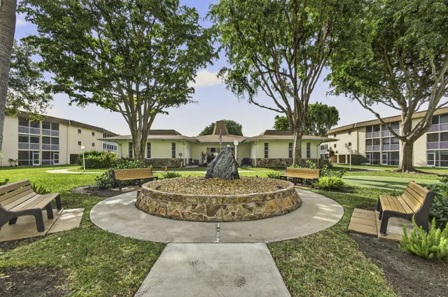 $1,575 | 700 Village Green Court, Unit 206, Palm Springs, FL 33461