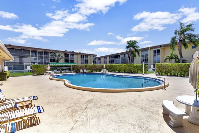 $1,450 | 700 Village Green Court, Unit 206, Palm Springs, FL 33461