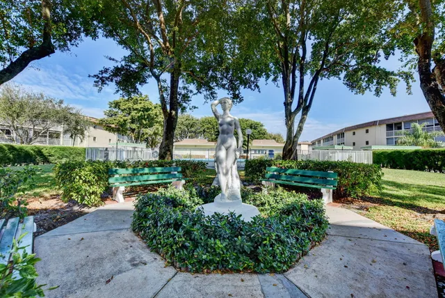 $1,575 | 700 Village Green Court, Unit 206, Palm Springs, FL 33461