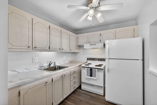 $1,450 | 700 Village Green Court, Unit 206, Palm Springs, FL 33461