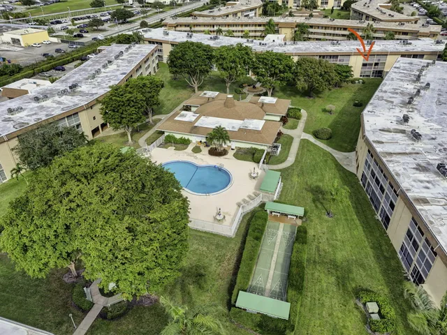 $1,450 | 700 Village Green Court, Unit 206, Palm Springs, FL 33461