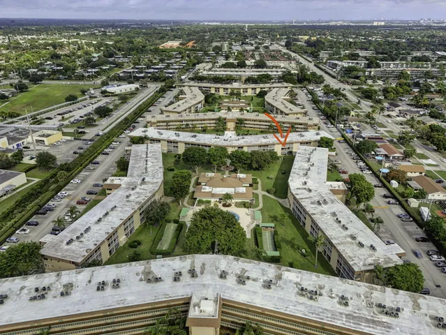 $1,450 | 700 Village Green Court, Unit 206, Palm Springs, FL 33461