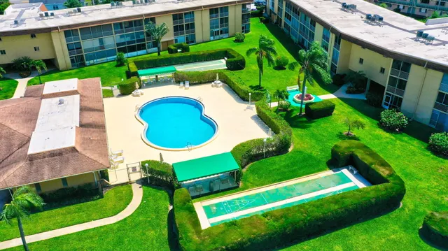 $1,450 | 700 Village Green Court, Unit 206, Palm Springs, FL 33461