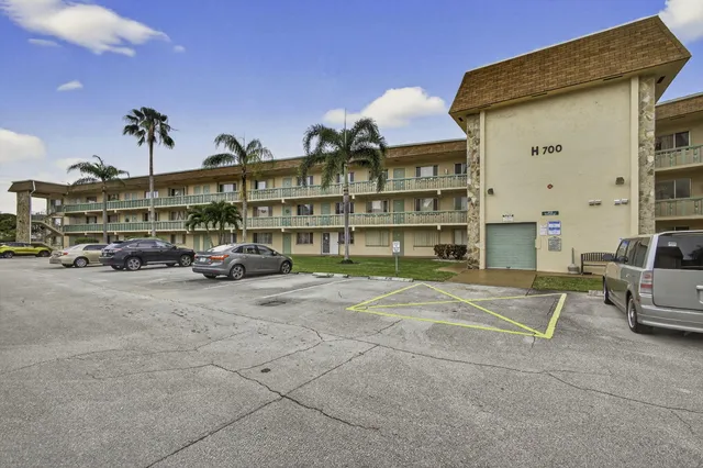 $1,450 | 700 Village Green Court, Unit 206, Palm Springs, FL 33461