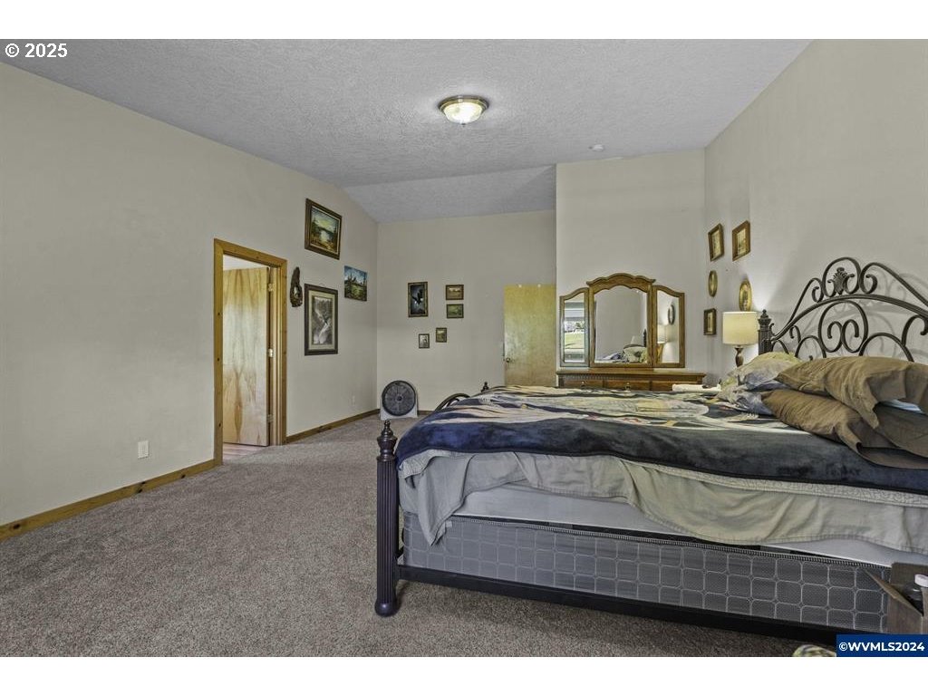 5465 Sams Place Southeast Turner, OR 97392 - Photo 20 of 46 a living room with furniture