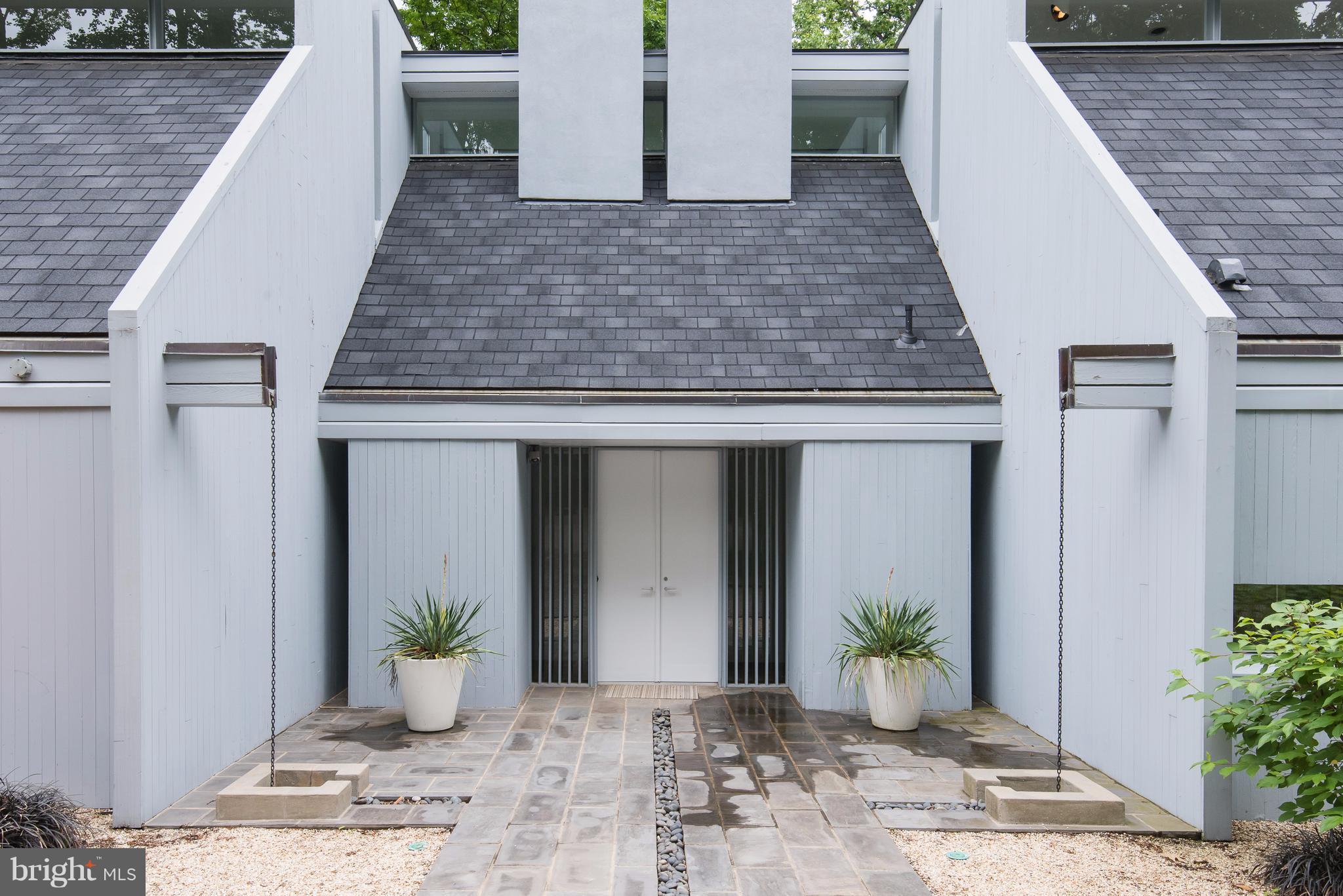8630 Overlook Road McLean, VA 22102 - Photo 3 of 30 Front Entrance
