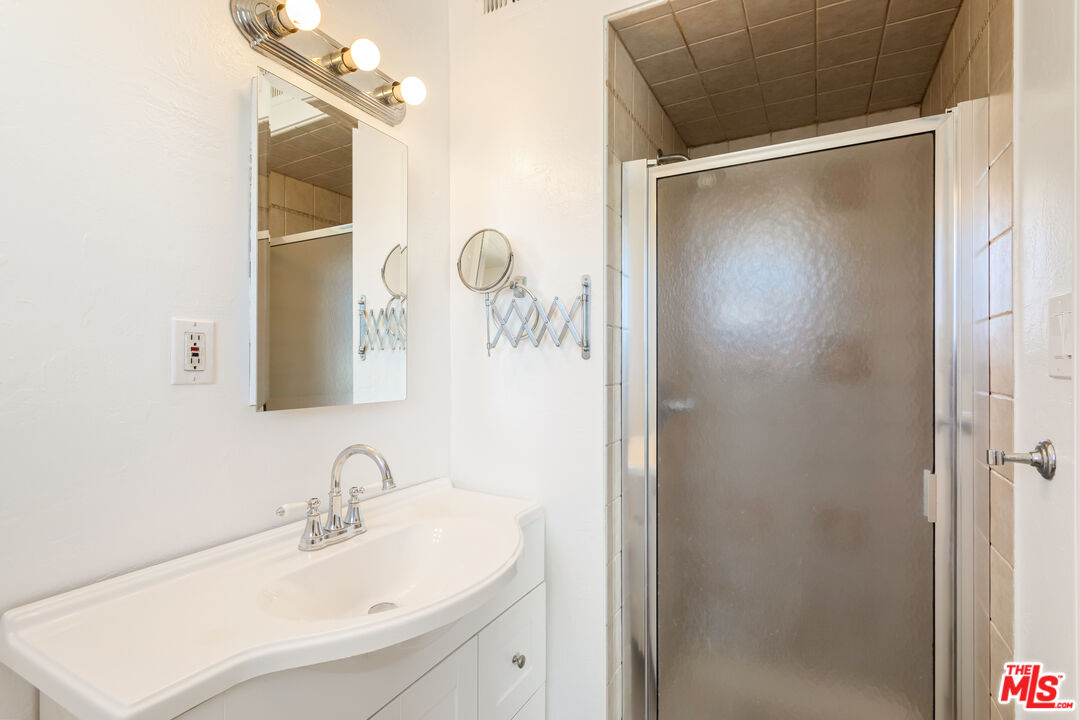 926 Barbra Lane Redlands, CA 92374 - Photo 11 of 23 a bathroom with a sink and mirror