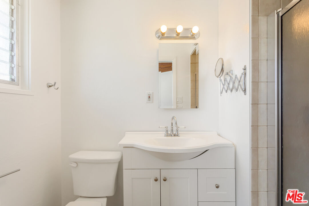 926 Barbra Lane Redlands, CA 92374 - Photo 10 of 23 a bathroom with a sink a toilet and mirror