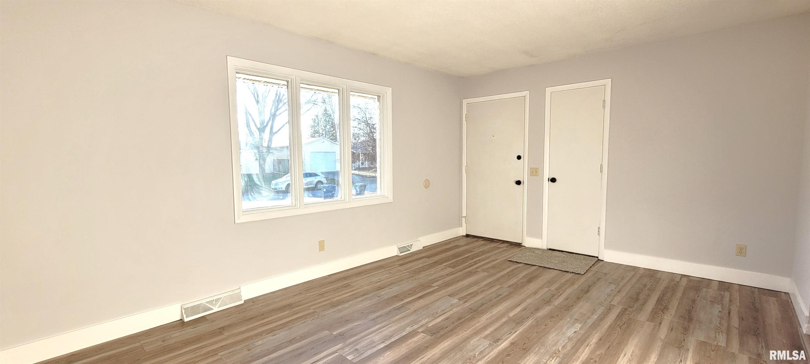 2439 Delaware Drive Springfield, IL 62702 - Photo 8 of 31