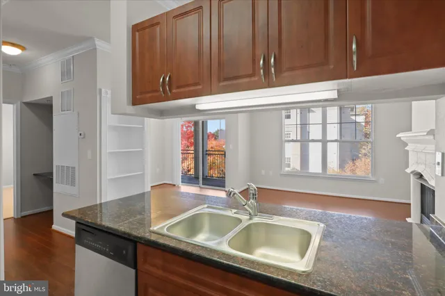 $1,975 | 4401 Weatherington Lane, Unit 304, Fairfax, VA 22030