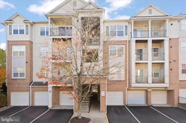 $1,975 | 4401 Weatherington Lane, Unit 304, Fairfax, VA 22030