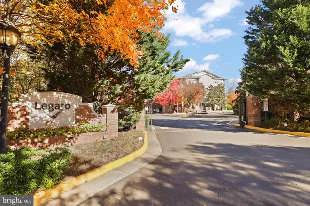 $1,975 | 4401 Weatherington Lane, Unit 304, Fairfax, VA 22030