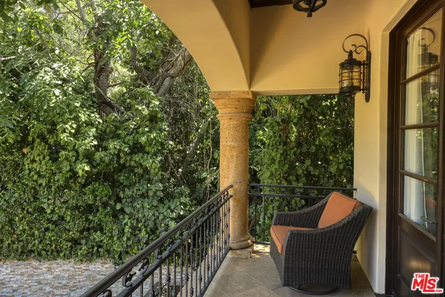 a en suite bathroom with double vanity sinks and a mirror
