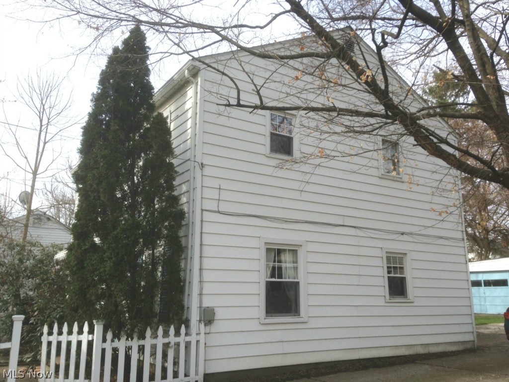 952 Hudson Road Kent, OH 44240 - Photo 2 of 20 The side of the home by the driveway.