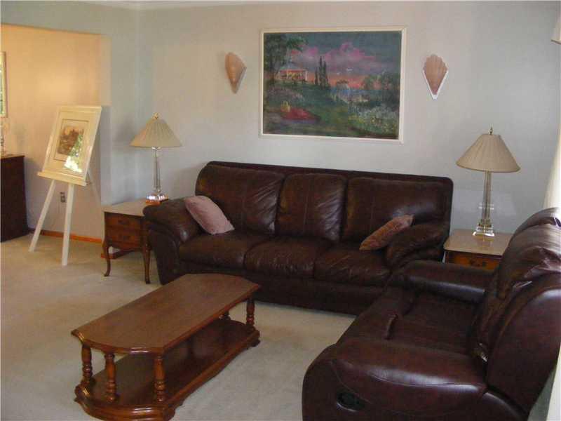 373 Hawthorne Road Pittsburgh, PA 15209 - Photo 2 of 25 Living Room.