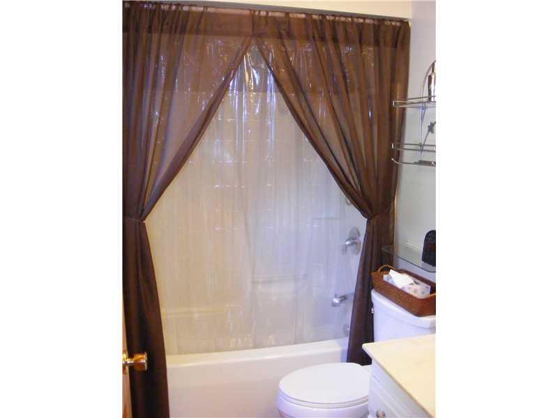 373 Hawthorne Road Pittsburgh, PA 15209 - Photo 14 of 25 Full Bath. Upstairs Bath