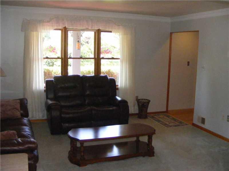 373 Hawthorne Road Pittsburgh, PA 15209 - Photo 3 of 25 Living Room.