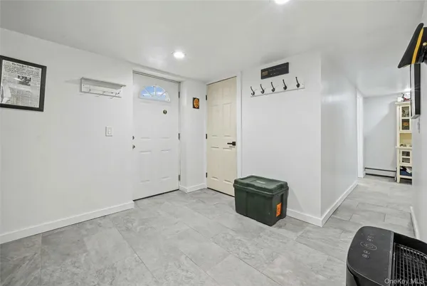 a view of livingroom with furniture and ceiling fan
