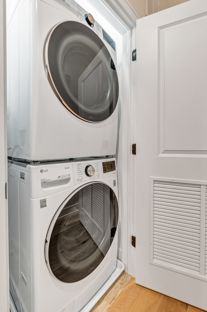 2341 West Adams Street, Unit 4W Chicago, IL 60612 - Photo 12 of 15 a utility room with dryer and washer