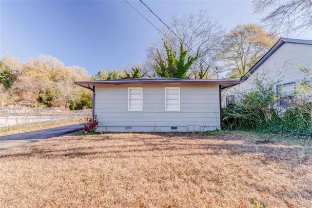 a view of a house with a yard