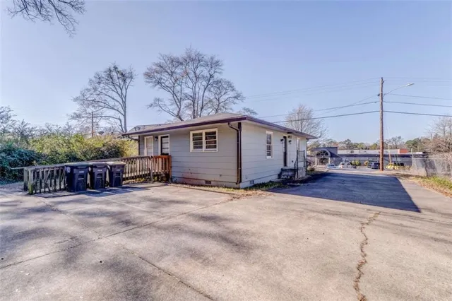 a view of a house with backyard