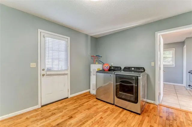 a view of a livingroom with washer and dryer