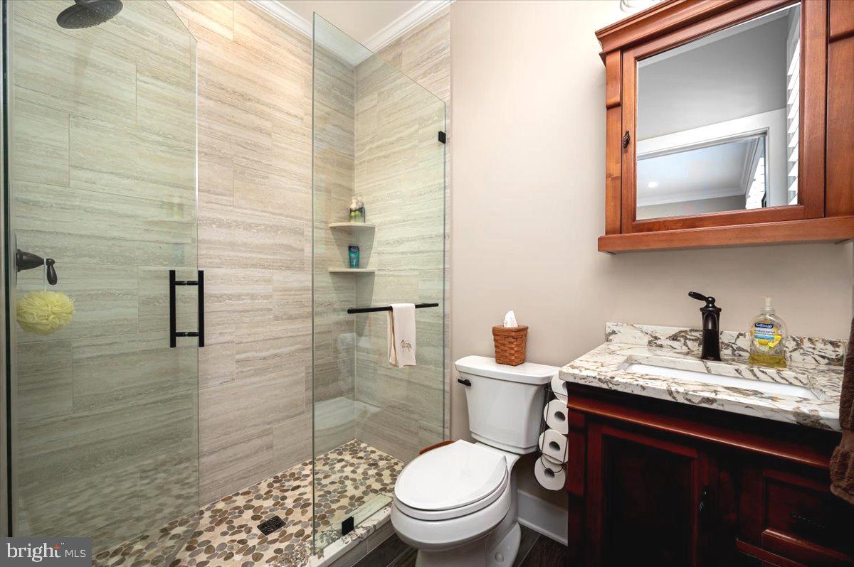 583 Riverside Drive Pasadena, MD 21122 - Photo 17 of 54 Main level bath