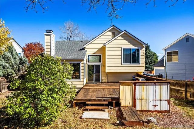a view of houses with sky view