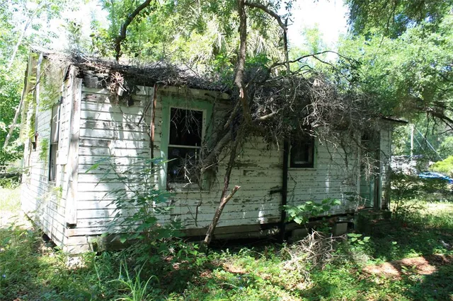 a view of a back yard