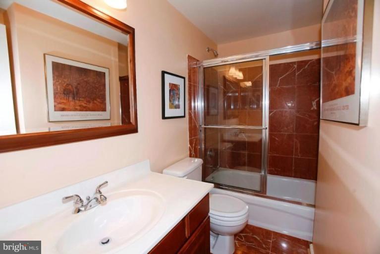 1931 Belmont Road Northwest, Unit 1086 Washington, DC 20009 - Photo 15 of 17 Master Bath
