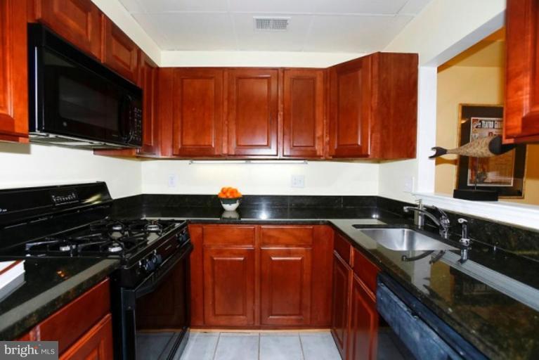 1931 Belmont Road Northwest, Unit 1086 Washington, DC 20009 - Photo 10 of 17 Kitchen