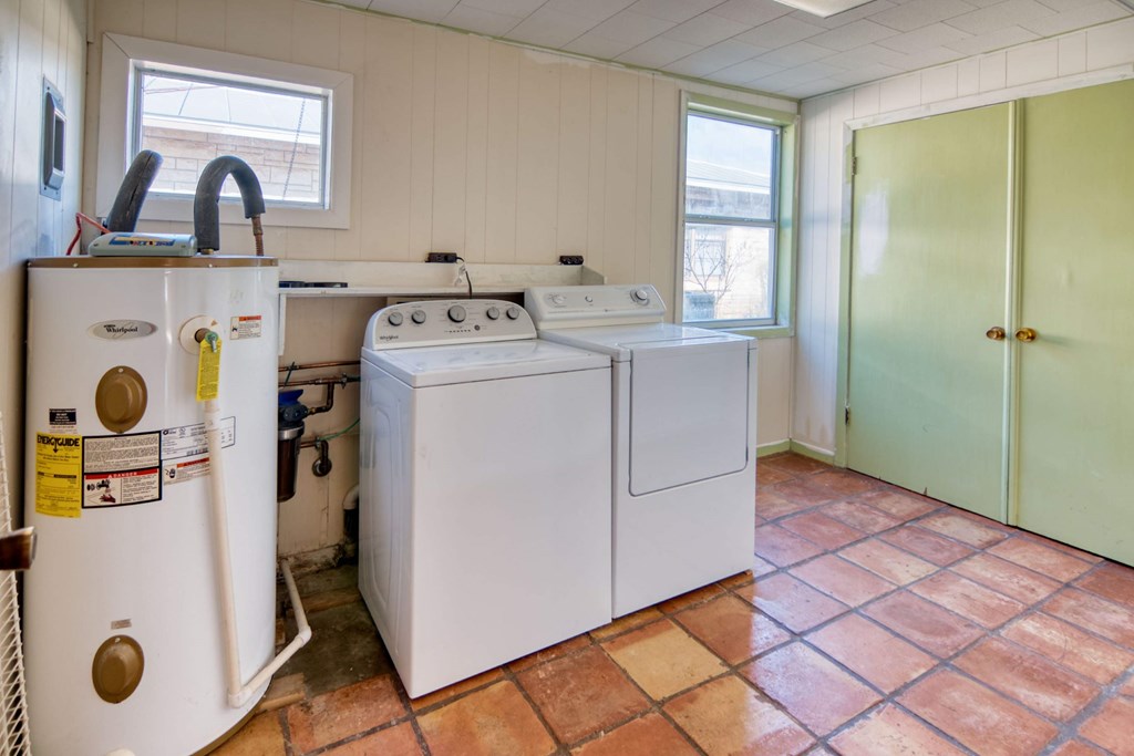 511 East Rainey Street Mason, TX 76856 - Photo 14 of 63 a utility room with closet dryer and washer