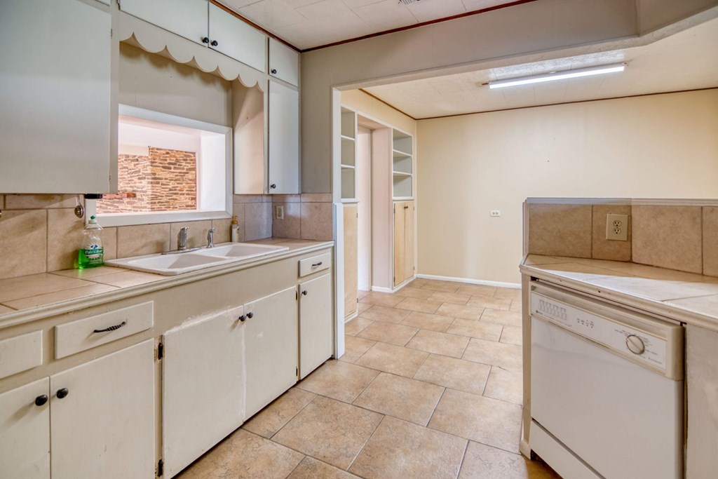 511 East Rainey Street Mason, TX 76856 - Photo 9 of 63 a spacious bathroom with a granite countertop sink a mirror and a