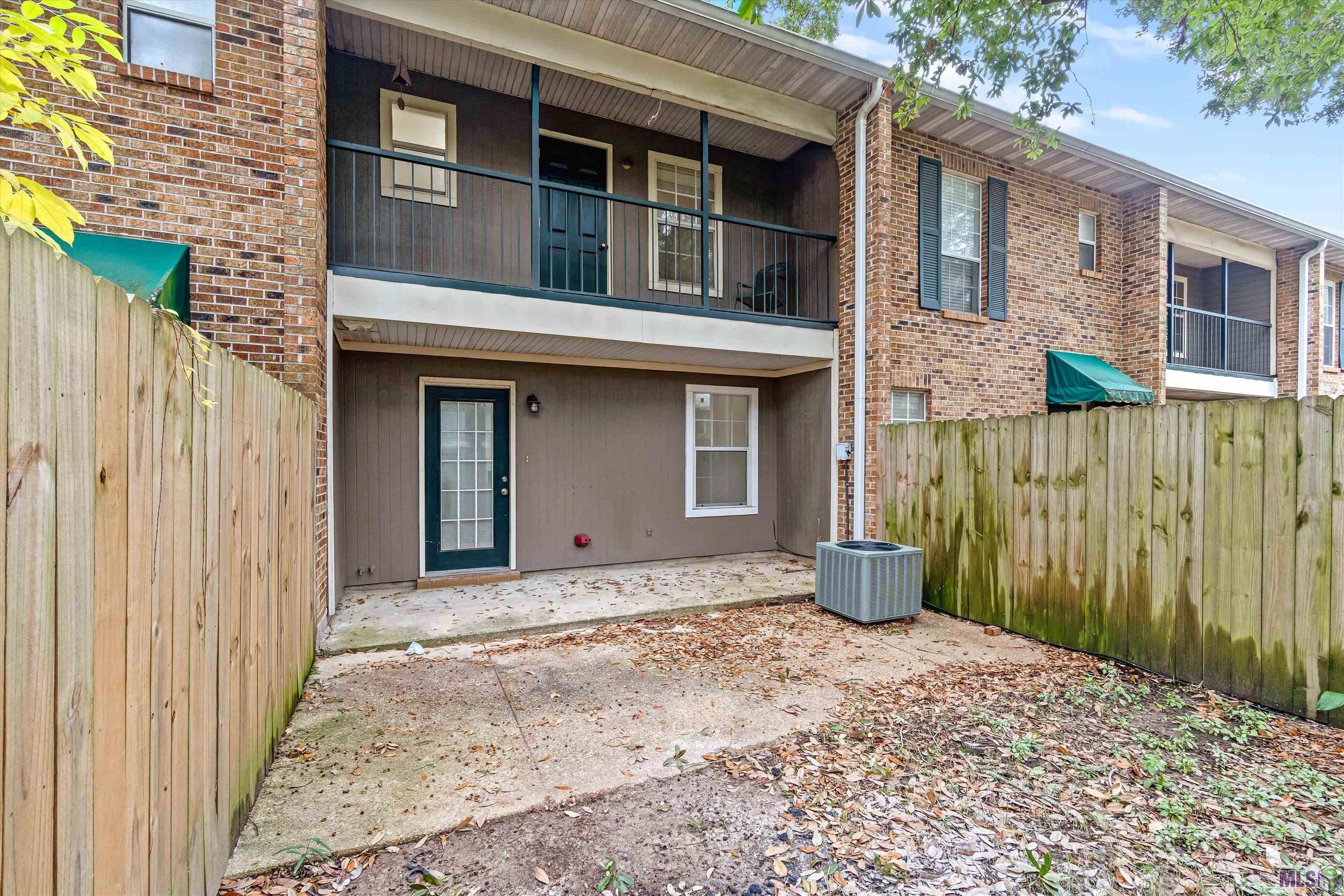 4624 Parkoaks Drive, Unit 6 Baton Rouge, LA 70816 - Photo 2 of 3 Back of Townhome