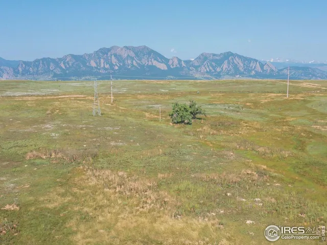 a view of an ocean and a mountain view