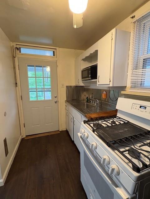 906 Kable Way Coraopolis, PA 15108 - Photo 5 of 10 Kitchen w/ Gas Stove & Refrigerator - Door Leading to Backyard