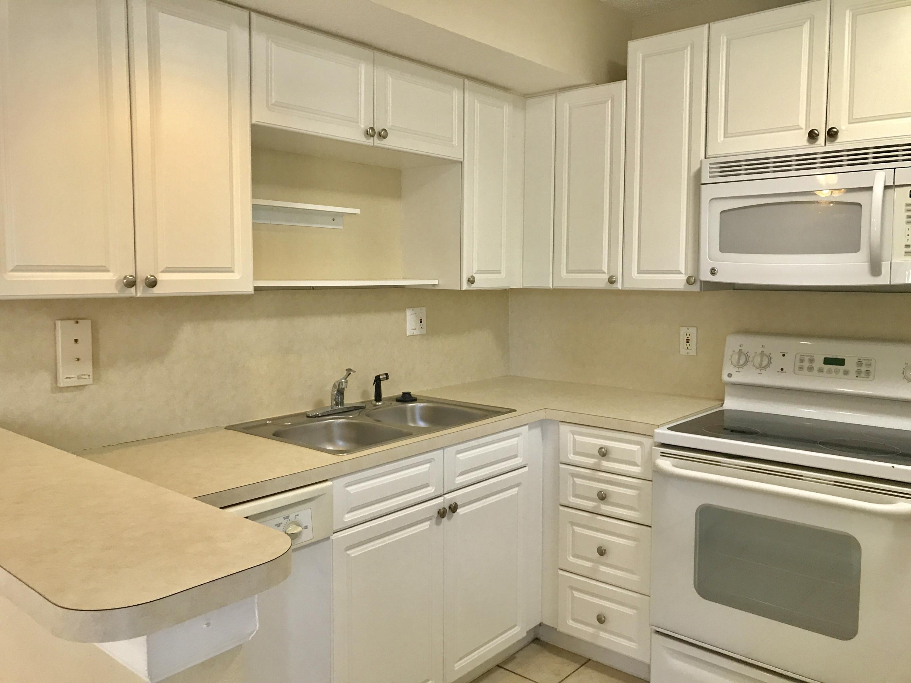 8218 Severn Drive, Unit D Boca Raton, FL 33433 - Photo 2 of 17 kitchen
