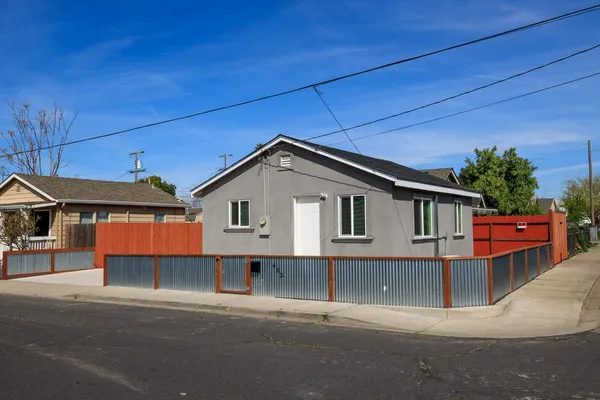 $394,900 | 403 Stockton Street, Manteca, CA 95337