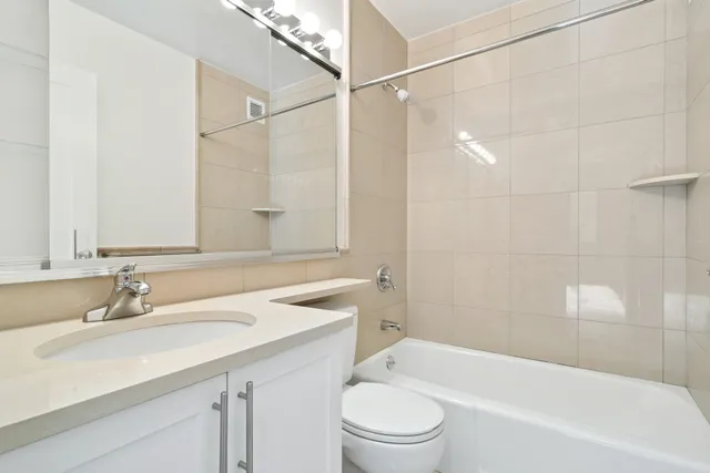 $4,200 | 211 West 56th Street, Unit E05 | Theater District